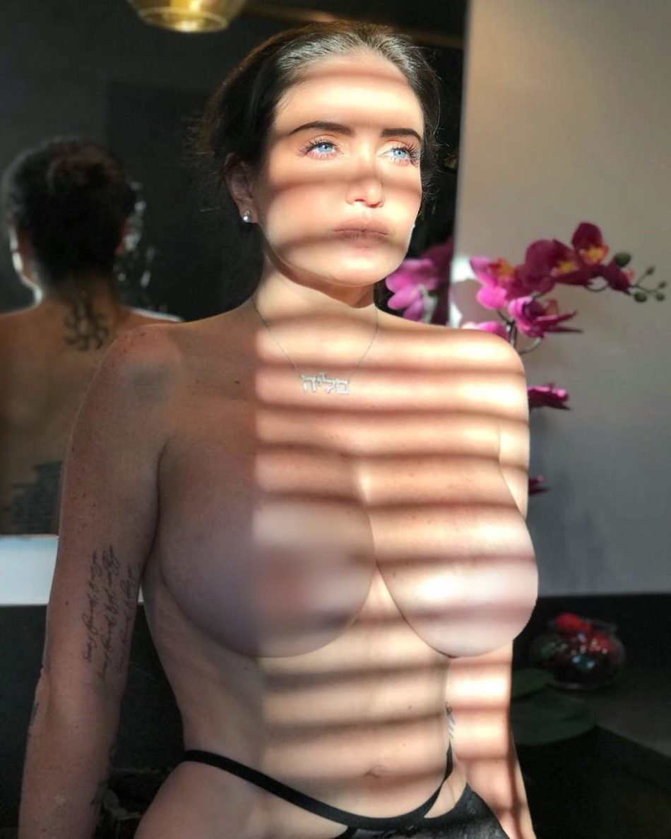 Celia Lora desnuda en galeria de fotos